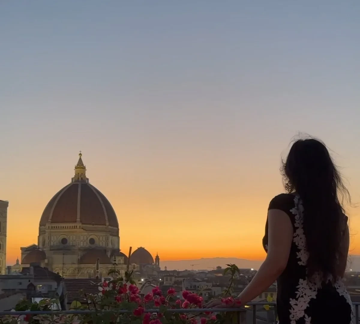 Opera performer at sunset overlooking the Duomo