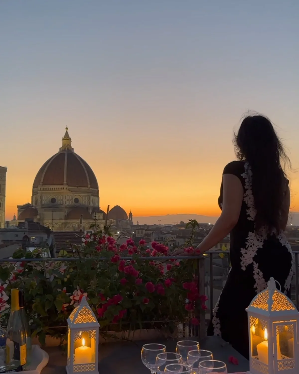 Opera performer at sunset overlooking the Duomo